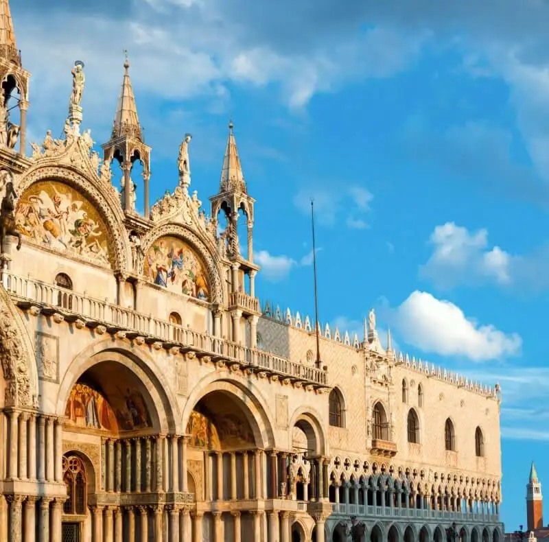 Piazza San Marco al tramonto: Basilica e Campanile